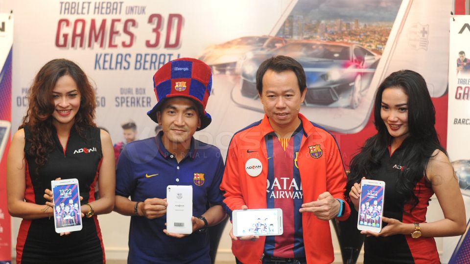 Rico Ceper dan Yakobus (Product Manager ADVAN) saat peluncuran komputer tablet Advan Barca Tab Pro di Kemayoran. Sabtu (06/06/2015). Copyright: © Ratno Prasetyo/INDOSPORT